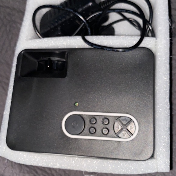 Mini Projector - Picture 3 of 8